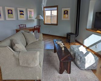 Calamity Jane's Hideaway 1-Bedroom, 1-Bath, Huge Deck, Close to Main Street - Challis - Living room