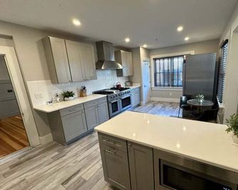 Entire Modern 7 Unit 7 Bath Boutique Inn - Newport - Kitchen