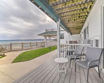 Lakefront Onekama Condo w/ Seasonal Pool! - Onekama - Patio