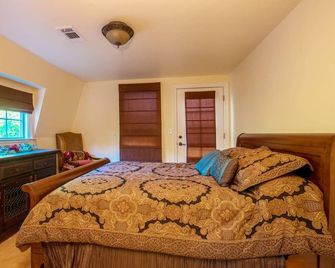 Mankas Barrel Room Cottage located in the hidden gem of Suisun Valley, CA - Fairfield - Schlafzimmer
