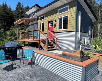 Tiny House w/ Forest Deck - Spruce Woods Acre - Seward - Patio