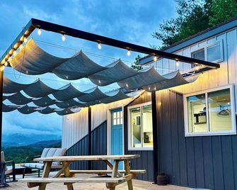 Tiny Tin Haven • Mountain Views + Private Deck - Hayesville - Patio