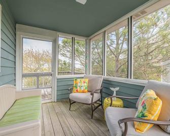 Happy Go Ducky - Duck - Living room