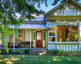 The Jolly Poacher Retreat - בלנהיים - בניין