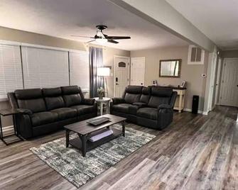 Newly renovated home & guest house with game room. - Greenwood - Living room
