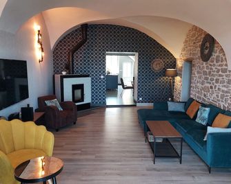 L'INATTENDU Vue imprenable,clim,parking avec borne de recharge, ménage inclus, accès autonome possible à toute heure - Lons-le-Saunier - Wohnzimmer
