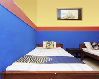 Spot On 2815 Hotel Damai - Cilacap - Bedroom