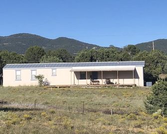 Round Mountain Retreat - Silver City - Building