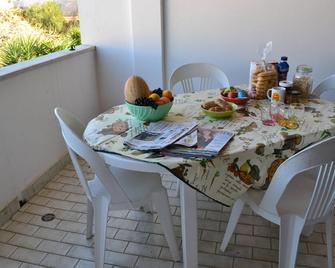 Cosy Apartment Near The Beach With Balcony & Air Conditioning; Pets Allowed - Torre Dell'Orso - Balkón
