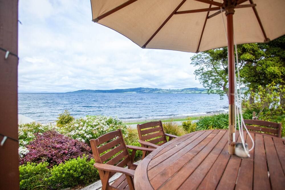 Cascades Lakefront Motel - Taupo - Patio