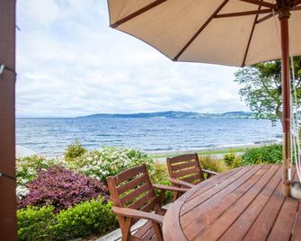 Cascades Lakefront Motel - Taupo - Patio