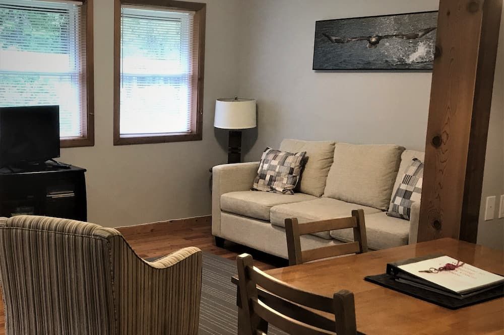 Bright Forest Suite in Central Ucluelet, BC - Ucluelet - Living room