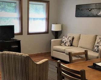 Bright Forest Suite in Central Ucluelet, BC - Ucluelet - Living room