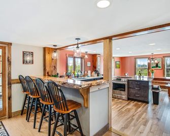 Beautiful 4 bedroom-sleeps 9 near MT & Lake Sunapee-5 miles to Sunapee with view - Newbury - Kitchen