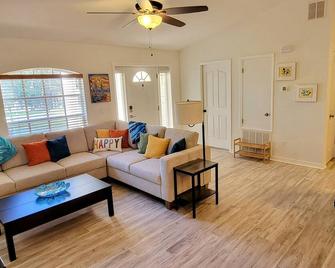 Spacious House - Minutes from Crystal River & Homosassa - Fun 'n Sun Retreat - Homosassa Springs - Sala de estar