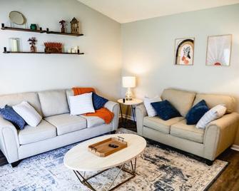 Urban Cottage: Homey & Convenient - Huntington - Living room