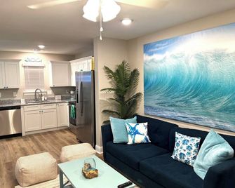 Turtle Hut @ The Gulf! 1 Min 2 Beach! Pickleball,fire Pit, Family Favorite! - Biloxi - Living room