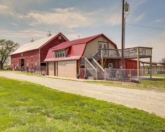 Beatrice Studio with Fire Pit Near Golf! - Beatrice - Budova