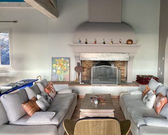 Family Property With Large Swimming Pool, Park And Superb Landscape As Far As The Eye Can See - Tourtour - Sala de estar