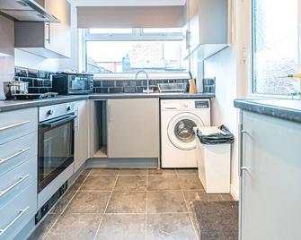 3BR House in Manchester, Free Wifi, Parking, Ideal for Contractors - Manchester - Cuisine