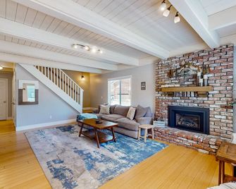 Beautifully Updated Home - 10 Minutes to Heavenly & Beach - South Lake Tahoe - Living room
