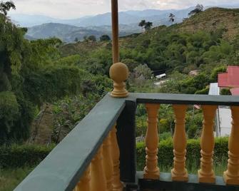 Villa Laura Un Lugar Para Descansar En Familia Y Amigos - Palestina - Balkon