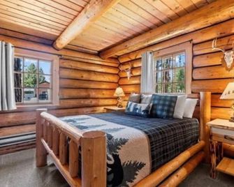 Beautiful Montana Log Cabin in the heart of Seeley Lake. - Seeley Lake - Bedroom