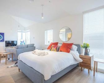 Luxury Central Apt - Riverside Views & Parking - Cambridge - Bedroom