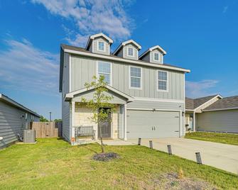 Spacious San Antonio Home ~ 10 Mi to Downtown! - San Antonio - Bygning