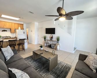 Cheerful 3 bedroom townhome Pool! Beach! Fun! - Gulfport - Living room