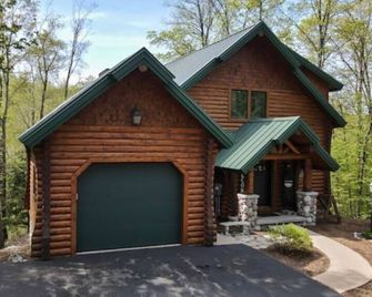Boyne Mountain Cabin Upscale/Cozy Close to Golf, Ski In/Out 4-bedroom w/Hot Tub - Boyne City - Building