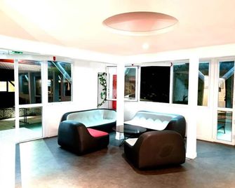 Enzo Hotels Trappes by Kyriad Direct - Trappes - Ingresso