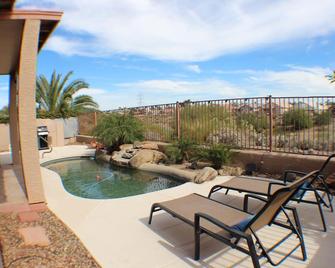 Highly Rated Coyote Lakes home on 1st tee, Sunny getaway by the pool! - Surprise - Pool