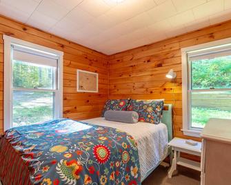Charming Camp with an upstairs loft and wrap around deck. Near the Lake! - Norway - Bedroom