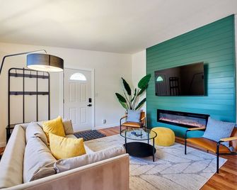 Modern Lux 4 Bdrm - Near Mall, Boeing, Paine Field & Eateries! - Everett - Living room