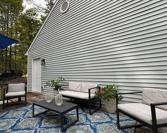 Peaceful Home 5 miles away from Saratoga Springs & right on McGregor Golf Course - Wilton - Patio