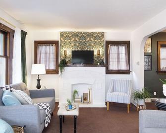 Cozy, Convenient Getaway 3Bd2Ba dog-friendly home in wonderful Akron, OH - Akron - Living room