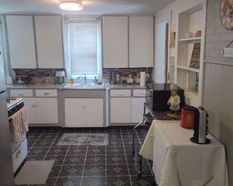 Cozy Retreat With Dine-in Kitchen - Cedar Rapids - Kitchen