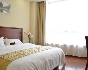 Greentree Inn Jiaxing Zhonghuan South Road Zhonggang City Express Hotel - Jiaxing - Bedroom