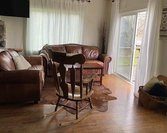 Hunters Lodge - Spacious semi-Private Lake, Beach, Nature, Boats, Amazing Fun! - Three Rivers - Wohnzimmer