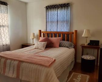Quiet home with large yard - Johnson City - Bedroom