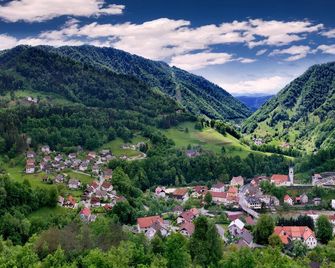 Kendov Dvorec - Spodnja Idrija - Vista del exterior