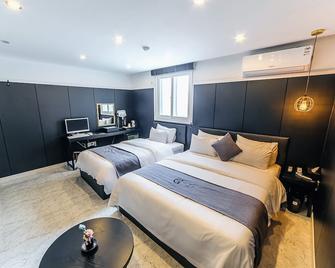 Tongyeong Gray Hotel - Tongyeong - Habitación