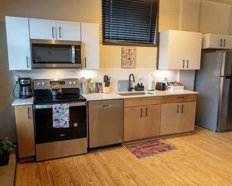 New, Safe, Uptown 1br Apartment Walkable! - Martinsville - Kitchen