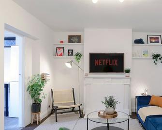 Charming 4-Bed House in Hornchurch, free parking - Hornchurch - Living room