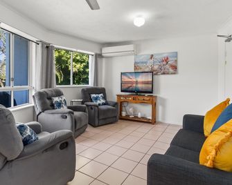 Spacious Esplanade Apartment with Rooftop Access - Torquay - Living room