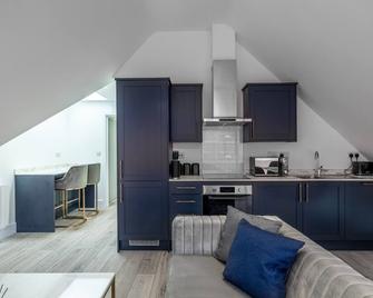 Impeccable 2-bed Apartment in Camberley - Camberley - Kitchen