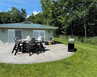 Cozy Cabin on Muskegon River - Fishing, Boating, Ferris U - Big Rapids - Innenhof