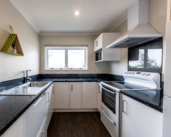 Aura Accommodation - Rotorua - Kitchen