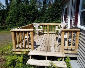 Family Cabin in Stewartstown for a New Hampshire Weekend Getaway - Colebrook - Patio